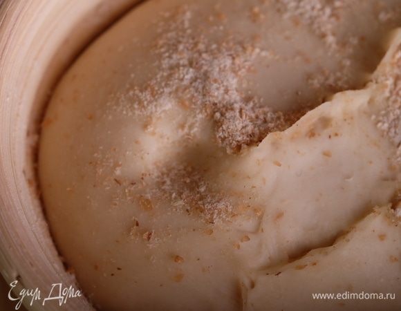 За это время заготовка должна увеличиться еще в 1,5 раза. Возможна и «холодная расстойка» в холодильнике (8–10°С) в течение 8–10 часов. Как понять, что заготовки готовы отправиться в печь? При нажатии на поверхность образуется ямка, которая медленно выпрямляется.