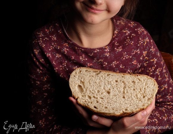 Затем крышку снять, температуру снизить до 230°С и допекать булку без пара 15–20 минут до готовности (температура теста внутри готового хлеба — 95–98°С).
Остудить булку на решетке, подавать.
На фото моя дочка Катя:)