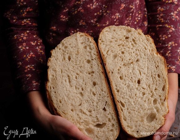 В разрезе видно, что булка получилась «правильной» структуры — равномерные, средней величины поры, нежно-молочный, немного даже желтоватый цвет мякиша, тонкая хрустящая корочка!