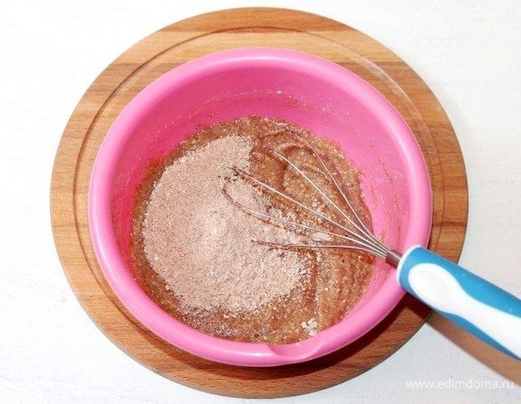 Гречневые хлопья перемалываем в кофемолке и смешиваем с разрыхлителем и ванилином.
Перемолотые хлопья добавляем в яичную смесь, взбиваем венчиком.