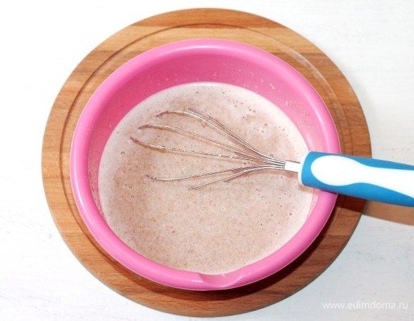 Затем добавляем горячее молоко (450–500 мл), смешанное со сливочным маслом, и перемешиваем тесто. Получается густое тесто, как на оладьи.