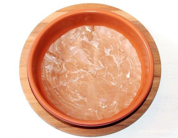 Застилаем форму для выпечки (Ф=18 см) бумагой и смазываем сливочным маслом.