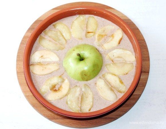 Выкладываем тесто в форму. Затем раскладываем по кругу яблочные дольки. Половинку яблока кладем в середину. Отправляем формочку в разогретую до 190°С духовку до появления румяной корочки. Ориентируйтесь на свою духовку и через 30 минут проверяйте на «сухую спичку».