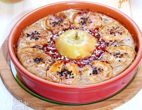 Посыпаем запеканку обжаренным кунжутом.