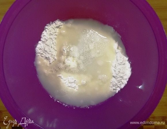 Вскипятите воду. Просейте муку. В миску высыпьте 1 стакан муки, соль, залейте 1 стаканом кипятка.