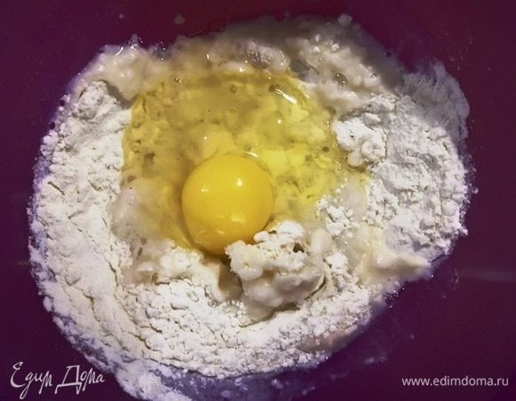 Добавьте яйцо.