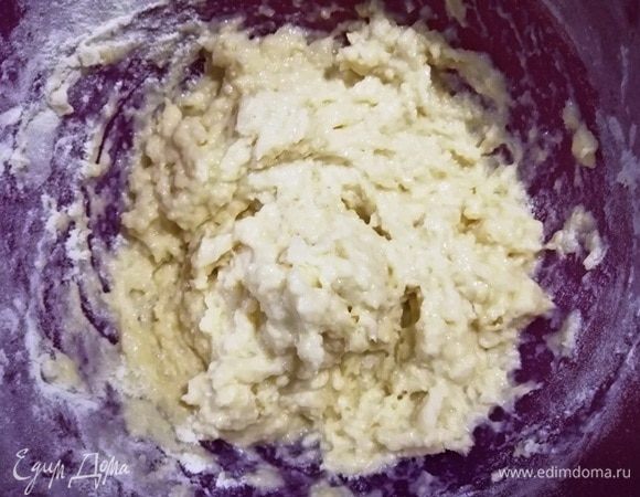 Перемешайте венчиком или лопаткой. Смесь горячая! Дайте остыть тесту до тех пор, пока не сможете месить его руками.