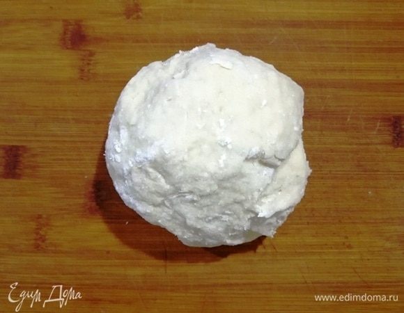 На подготовленную поверхность высыпьте 1 стакан муки. Выложите из миски остывшее вязкое тесто. Замесите тесто, если надо, добавьте еще муки. На ощупь тесто должно получиться, как мочка уха. Оберните тесто пищевой пленкой и оставьте «отдыхать» на 15–20 минут.