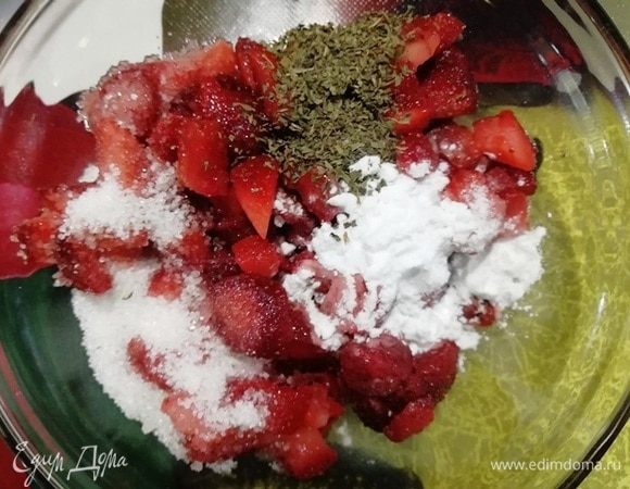 Нарезанную клубнику смешиваем с крахмалом, 2 столовыми ложками сахара, сушеной мятой.