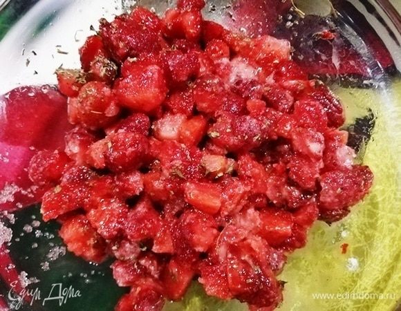 Перемешиваем и убираем в морозильную камеру. В процессе лепки вареников, я на 4  заготовки выкладываю начинку и убираю клубнику в морозильную камеру. Так из нее меньше сока выделяется и вареники проще лепить.