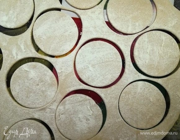 Тесто раскатайте в тонкий пласт и вырежьте одинаковые круглые заготовки.
