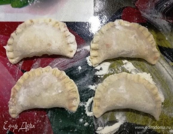 Слепите вареники. В кипящую подсоленную воду опускаем вареники. Варим после всплывания вареников 3–5 минут. В зависимости от толщины теста и размера вареников.