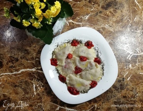 У меня осталось немного начинки. Я добавила чуть-чуть воды и сварила джем для подачи. Вареники полила растопленным сливочным маслом и посыпала сушеной мятой.