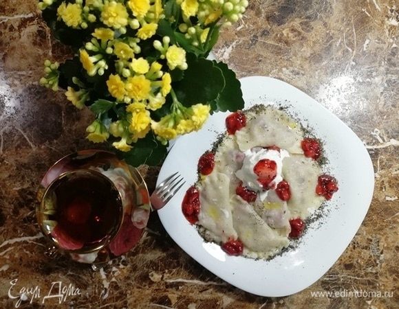 Выкладываем на вареники чуть подтаявшее мороженое. Завтрак для моих любимых мальчиков готов! Приятного аппетита!