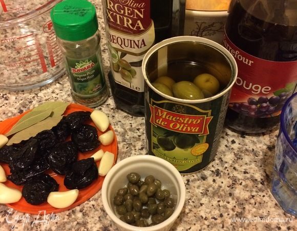 Курицу вымыть, обсушить бумажным полотенцем и нарезать. Чернослив нарезать, но не очень мелко. Чеснок раздавить ножом.