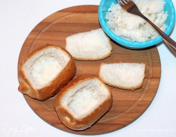 У булочек срезать верхушки и удалить мякиш.
