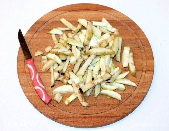 Маленький баклажан и небольшой кабачок нарезать соломкой.
