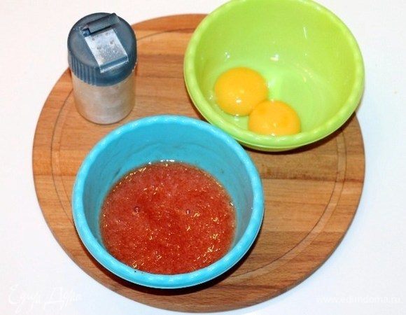 У двух яиц отделить белок от желтка. В белок добавить прессованный чеснок, кетчуп, 1 ст. л. мягкого сыра, приправу, посолить, поперчить по вкусу и взбить венчиком.
