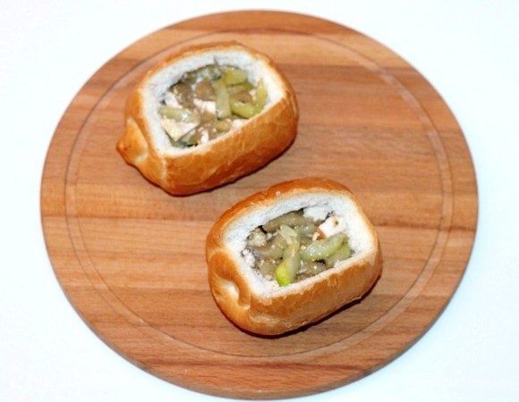 В каждую булочку выложить овощи.
