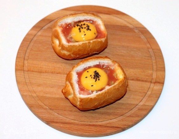 Сверху выложить по одному желтку и посыпать черным кунжутом. Отправляем булочки в разогретую до 200°С духовку на 15–20.
