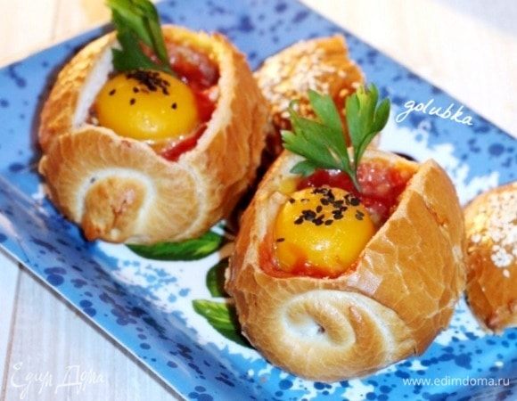 Совет. Чтобы не растекался куриный сок по сковороде при жарке, куриное филе лучше обжаривать в специальных листах «для жарки». А у кого нет таких листочков, советую другой способ. Берем пергамент по размеру, чтобы можно было положить куриное филе на одну половинку листа, а другой накрыть. Смазываем пергамент растительным маслом, посыпаем приправой для курицы и сухими травами. Кладем на одну половинку куриное филе, второй половиной пергамента закрываем. Сверху можно положить блюдо, будет небольшим, слабым прессом, только для того, чтобы не раскрылся лист. Сковороду с курицей не накрывать. Обжаривать на слабом огне с двух сторон, не вынимая из пергамента. Таким способом можно приготовить аккуратные куриные рулетики с начинкой.
Приятного аппетита!