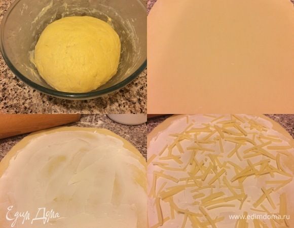 Спустя указанное время достать тесто из холодильника (оно заметно увеличилось), раскатать в прямоугольник, смазать сливочным сыром и посыпать гаудой.