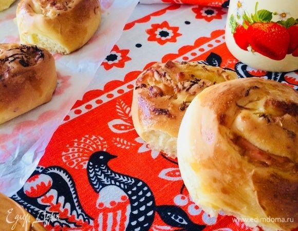 Готовые булочки слегка остудить на решетке.