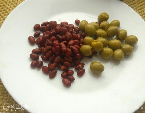 С фасоли слить жидкость и промыть водой. 