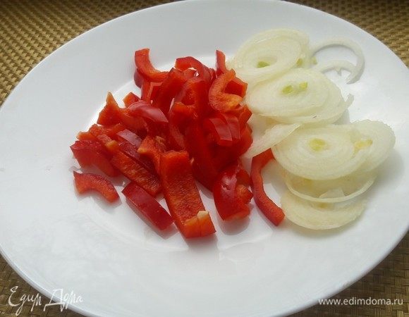 Болгарский перец нарезать. Лук нарезать кольцами, желательно, использовать красный, но у меня его не оказалось, так что обычный лук обдать горячей водой и сбрызнуть соком лимона.