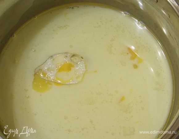 В другой смешать до однородной массы яйца, молоко и масло.