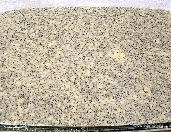 Теперь нужно соединить обе части и замесить тесто, как сметана средней густоты.
Форму 20*30 см смазать растительным маслом и обсыпать мукой. Переложите туда тесто.