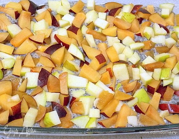 Яблоко и сливы помыть. У яблока удалить сердцевину, у сливы — косточки и нарезать средним кубиком. Перемешать и выложить на поверхность ровным слоем, немного утопив их в тесто.