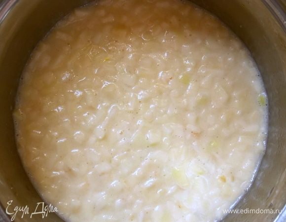 Яблоко помыть, очистить от кожуры и сердцевины. Нарезать мелким кубиком. Добавить к нему яйца, молоко, масло и перемешать.