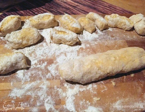 Замесить мягкое тесто, но не переусердствовать с мукой. Разделить тесто на несколько частей, на разделочной доске раскатать колбаску, посыпав мукой. Я специально в списке указала отдельно муку 50 г для посыпки. Нарезать ножом на полосочки, квадратики, лепешечки — не важно как, что придет на ум.