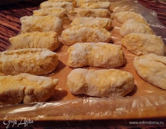 Если планируете сразу же варить, то данный шаг пропускаете. Если готовите с вечера, как я, а варить будете с утра, тогда читайте дальше. 
Взять дощечку, обернуть целлофаном и выложить наших «ленивцев». Убрать в морозильную камеру до застывания. 
Знаю по многочисленному опыту, что с целлофана очень просто потом снять вареники. Это, к тому же, и проще, чем посыпать мукой. 