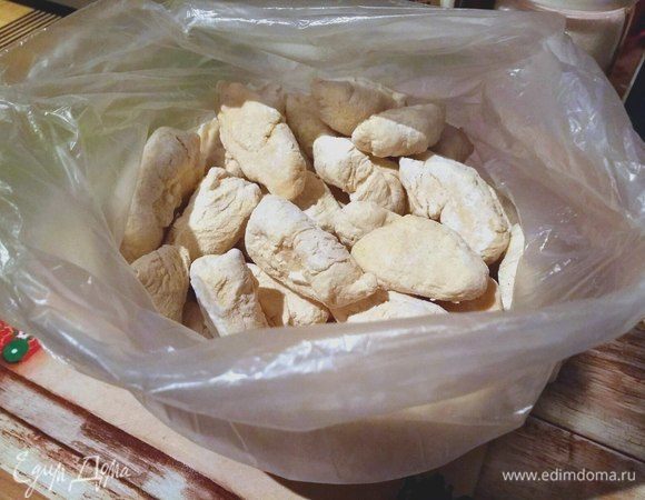 Утром собрать в пакет все замерзшие вареники, получается довольно много. Я не считала, но штук 70 точно. Так что данный рецепт можно смело уменьшить, например, в 2 раза. Довести в кастрюле до кипения воду, посолить, и партиями, штук по 10–12 опускать в кипяток, помешивая периодически, чтобы не прилипли. Когда всплывут, варить 2 минуты. 