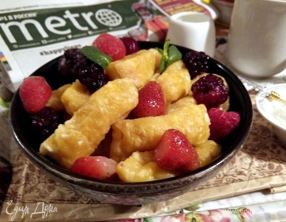 Вот в готовом виде вареники. Подать можно с ягодами.