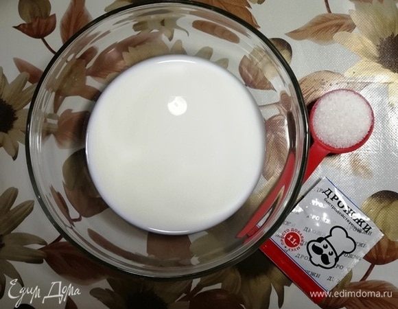 Молоко подогрейте, подготовьте 1 столовую ложку сахара и дрожжи.