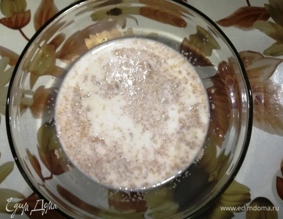 Смешайте дрожжи, сахар, молоко. Оставьте на 10 минут.