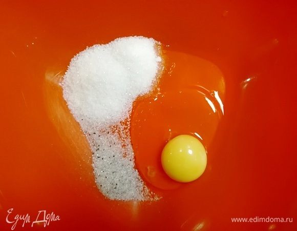 В миске взбейте яйцо с 2 столовыми ложками сахара и ванильным сахаром (у меня с добавлением натуральной ванили).