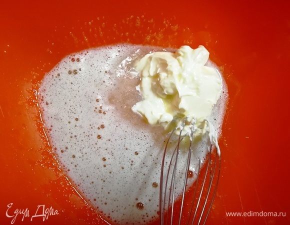 В полученную смесь добавьте размягченное сливочное масло. Хорошо перемешайте.