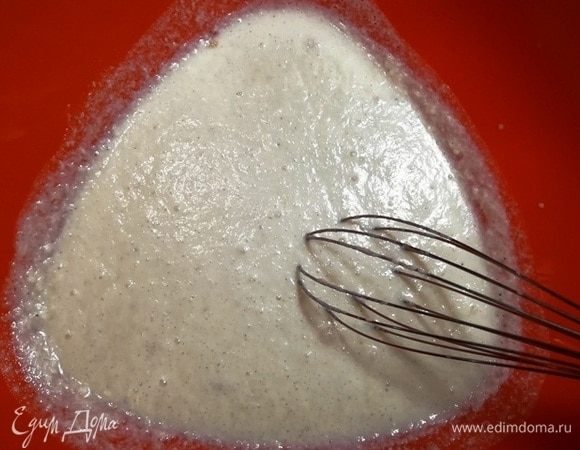 Соединяем дрожжевую и яично-масляную основы.