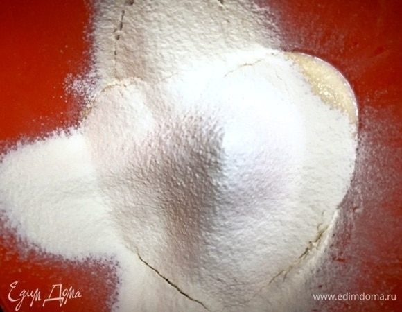 Добавляем 3 стакана просеянной муки.