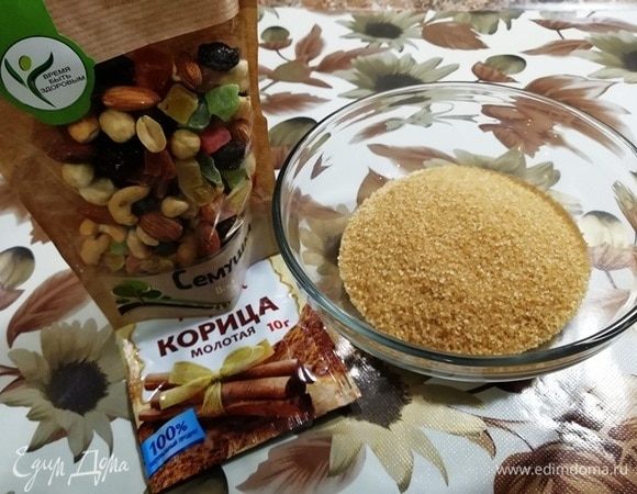 Тем временем готовим прослойку для булочек. Я нашла в магазине только смесь орехов и цукатов ТМ «Семушка». Ну ничего, цукаты пригодятся для следующего рецепта. Мне понадобится смесь орехов, корица, коричневый сахар. Все это я складываю в чашу кухонного комбайна и перемалываю.