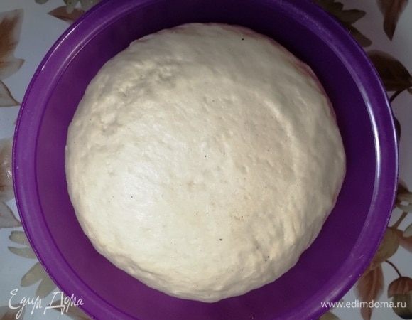 Через 45 минут тесто увеличилось в объеме больше, чем в 2 раза.