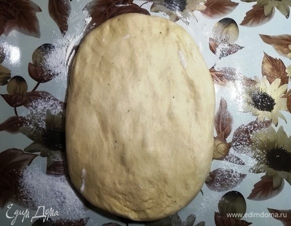 Выкладываем тесто на посыпанную мукой рабочую поверхность.