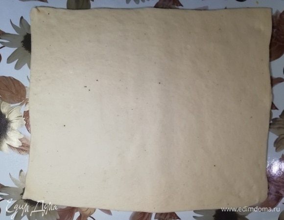 Раскатываем тесто в прямоугольник. На поверхности видны крупинки натуральной ванили.