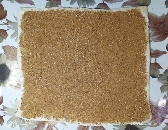 Обильно посыпаем смесью орехов, корицы и коричневого сахара.