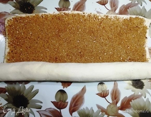 Скатываем тесто в тугой рулет.