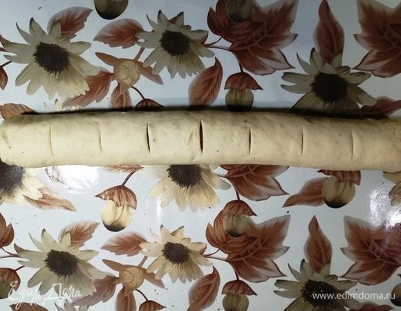 Делим полученный рулет на одинаковые кусочки. Я срезала неровные края, поэтому получилось 8 частей. Из краев я тоже выпекла булочки, но другой формы.